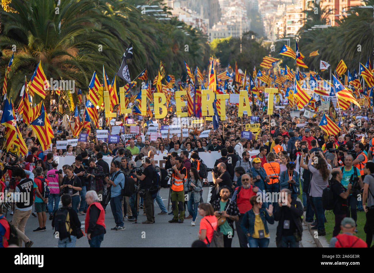 Barcelona Cataluña el dia 26 de octubre 2019 la asociaciones separatista  se manifiesta en Barcelona con el lema libertad políticos presos  BCN 2019 Stock Photo