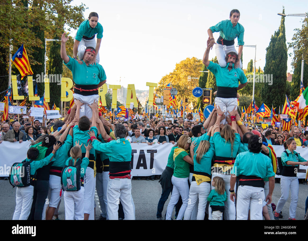 Barcelona Cataluña el dia 26 de octubre 2019 la asociaciones separatista se manifiesta en Barcelona con el lema libertad políticos presos BCN 2019 Stock Photo
