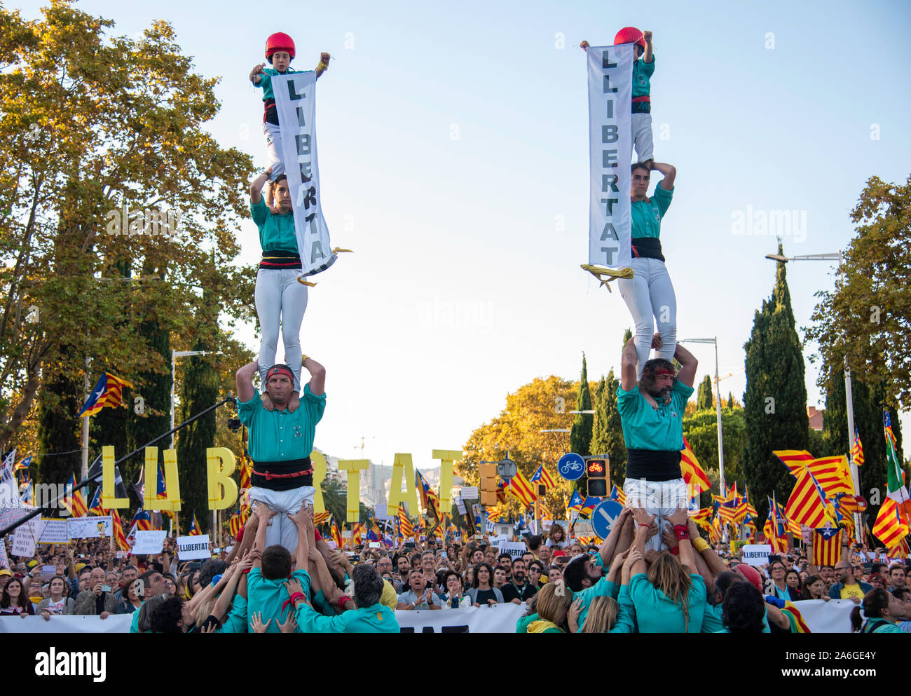 Barcelona Cataluña el dia 26 de octubre 2019 la asociaciones separatista se manifiesta en Barcelona con el lema libertad políticos presos BCN 2019 Stock Photo