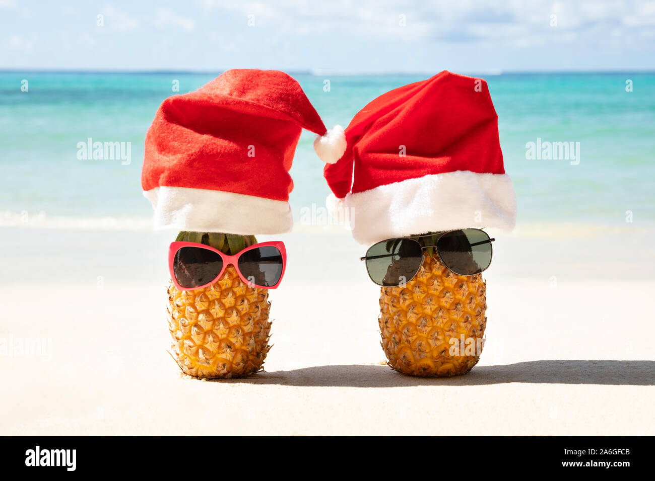Christmas beach santa hats hi-res stock photography and images - Alamy