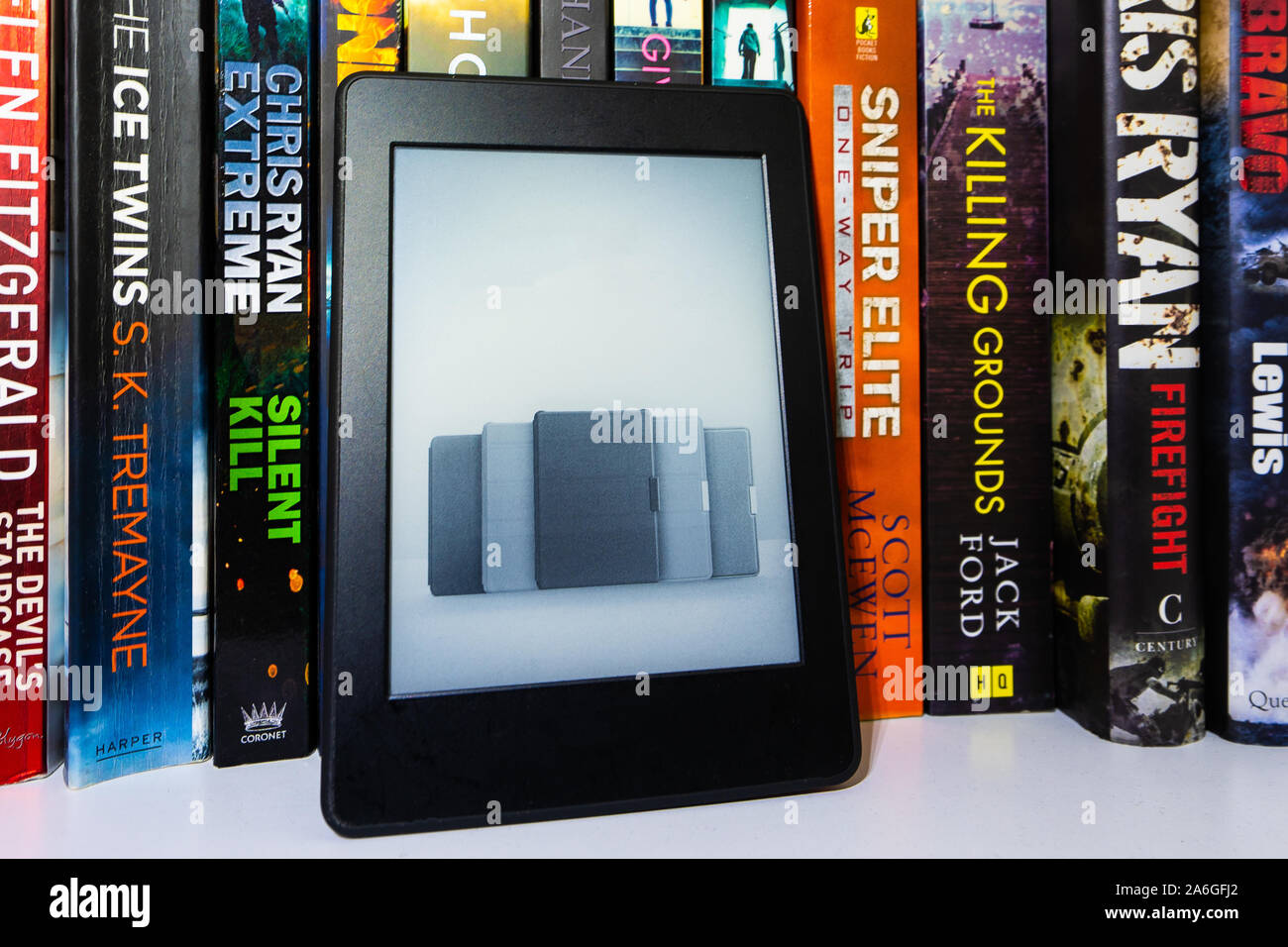 Un  Kindle ebook reader sur une étagère avec des livres de poche.  C'est le Kindle 3 modèle. Pour un usage éditorial uniquement Photo Stock -  Alamy