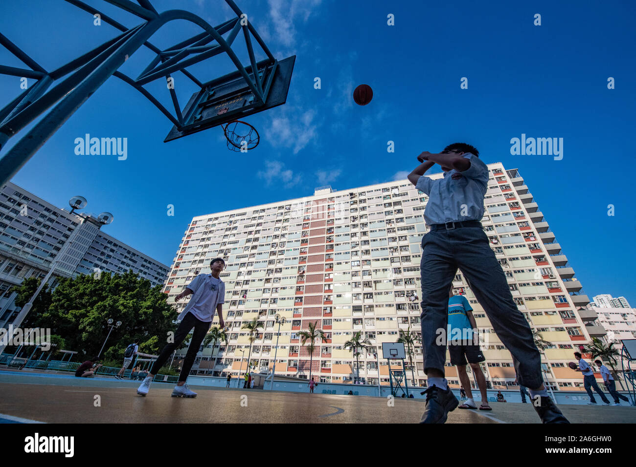 Shooting basket ball hoops in the Choi Hung Estate in Hong Kong Stock Photo