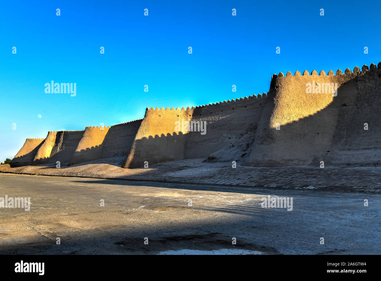 Wall of Itchan Kala (Ichon Qala) - Khiva (Chiva, Heva, Xiva, Chiwa, Khiveh) - Xorazm Province - Uzbekistan - Town on the silk road in Central Asia. Stock Photo