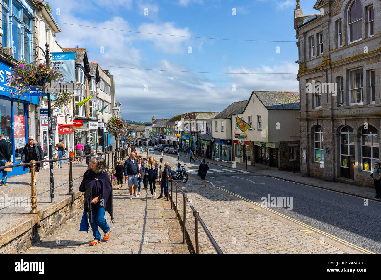 Walking the highstreet hi-res stock photography and images - Alamy