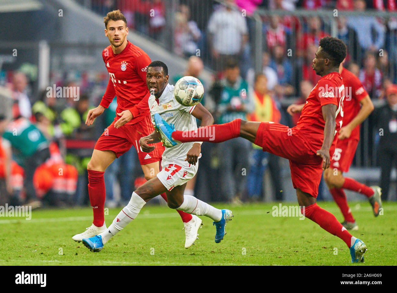 Munich, Germany. 26th Oct, 2019. Football FC Bayern Munich - FC Union Berlin,  Munich October 26, 2019. Alphonso DAVIES, FCB 19 Leon GORETZKA, FCB 18  compete for the ball, tackling, duel, header,