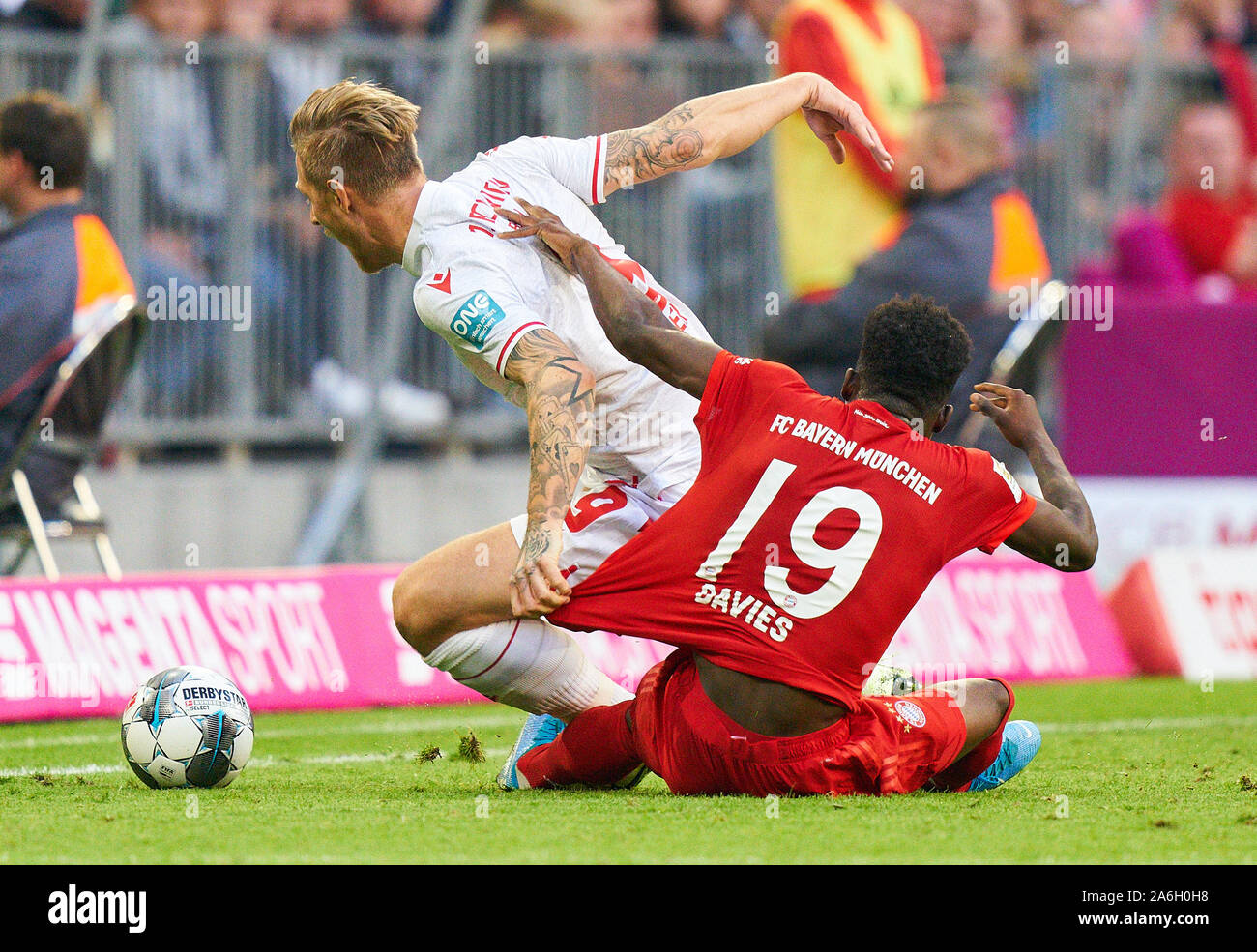 Football FC Bayern Munich - FC Union Berlin, Munich October 26, 2019.  Alphonso DAVIES, FCB 19 compete for the ball, tackling, duel, header,  zweikampf, action, fight against Sebastian POLTER, Union Berlin 9