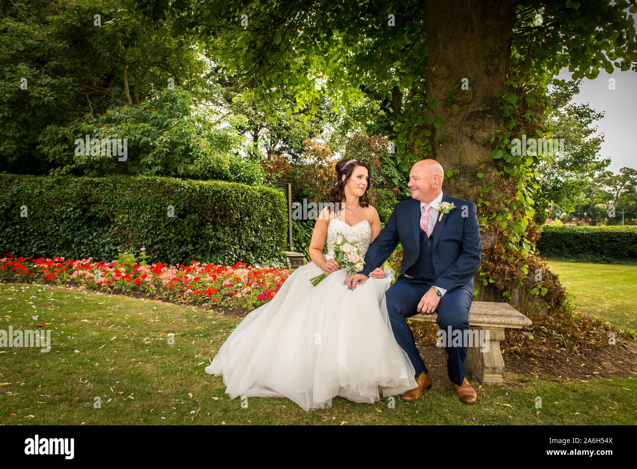 Wedding couple pose pictures in hi-res stock photography and images - Alamy