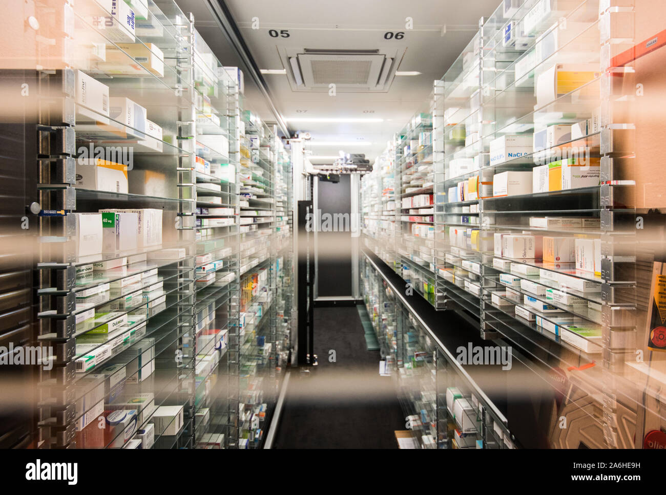 25 October 2019, Hessen, Frankfurt/Main: The Sertürner pharmacy offers a view through a glass pane into the fully automatic medicine store. Supply bottlenecks complicate the rapid supply of medication to patients. (to dpa: "Supply bottlenecks of medicines") Photo: Andreas Arnold/dpa Stock Photo