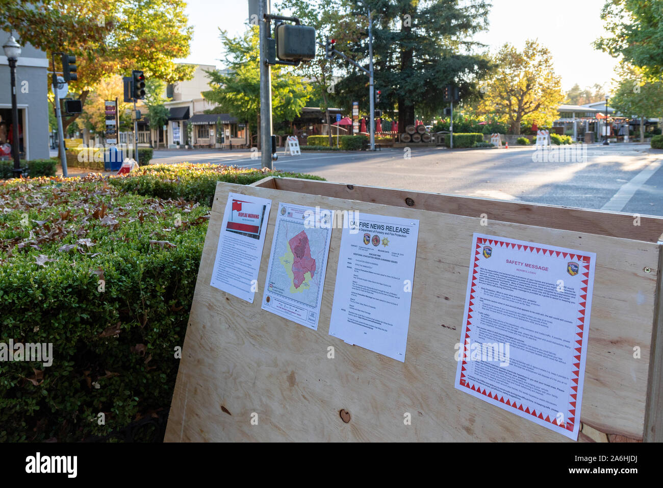 Healdsburg, California, USA. 26th October 2019. Kincade fire. Downtown Healdsburg in Sonoma County appears to be a ghost town as a mandatory evacuation takes place Saturday afternoon. The city is threatened by the Kincade fire which has consumed more than 25,000 acres as of Saturday evening and is only expected to get worse with high winds predicted for early Sunday morning. More than 83,000 persons in Sonoma County have been ordered to evacuate their homes due to the fire. It is the largest mass evacuation in Sonoma County history. Stock Photo