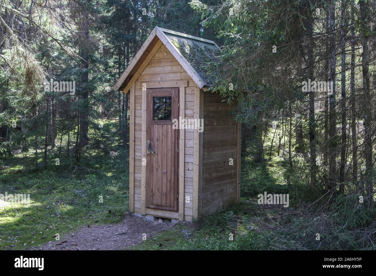 Close-up di retrattile sopra lo specchio da toilette bottiglie in vetro e  ripiani cromati in bagno moderno Foto stock - Alamy