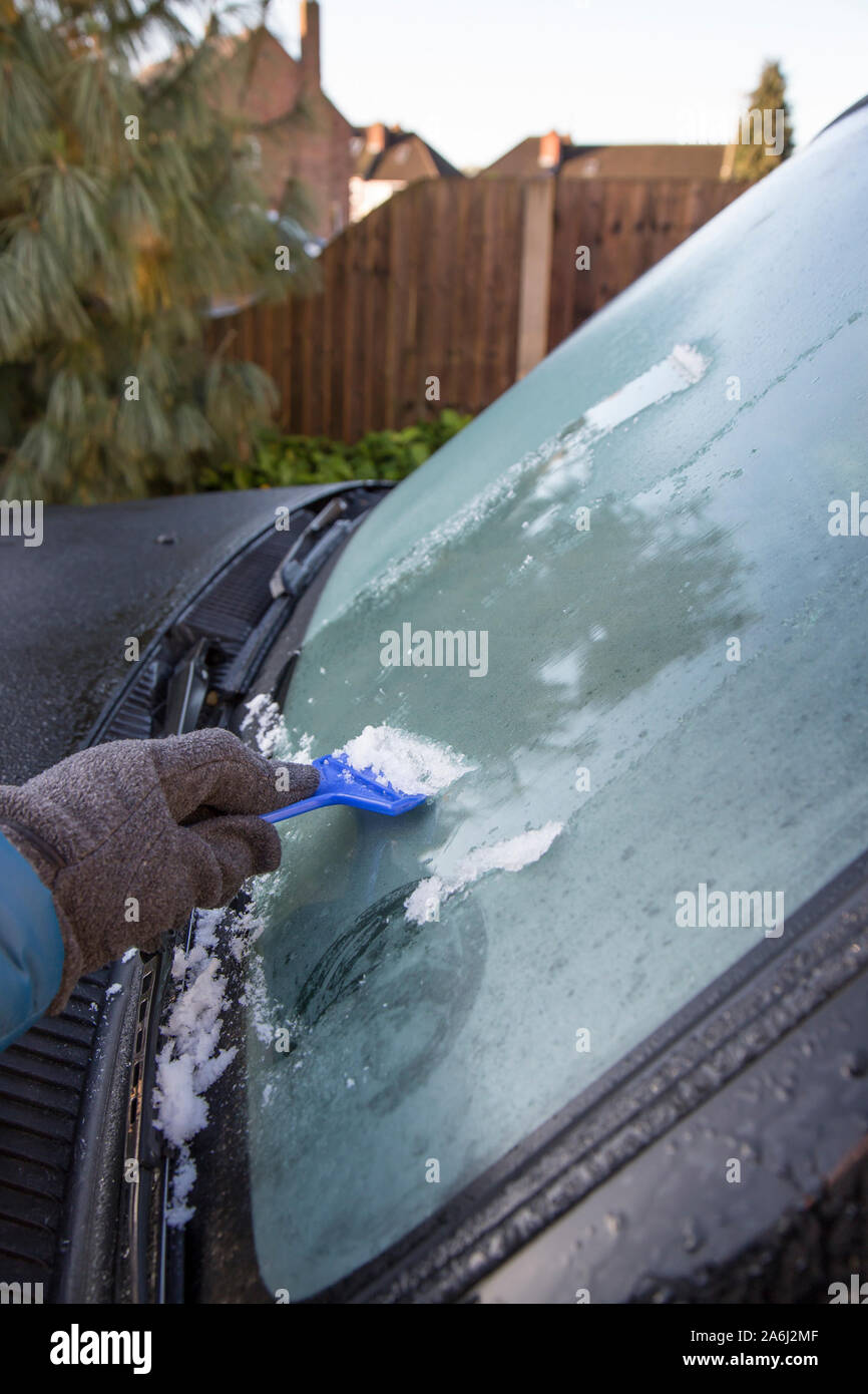 Kidderminster, UK. 27th October, 2019. UK weather: for the first time this autumn season, motorists need to dig out their scrapers to deal with frozen windscreens. With a bright and sunny morning forecast across the Midlands, the extra hour gained would be useful in bed - just to allow a natural thaw! Credit: Lee Hudson/Alamy Live News Stock Photo
