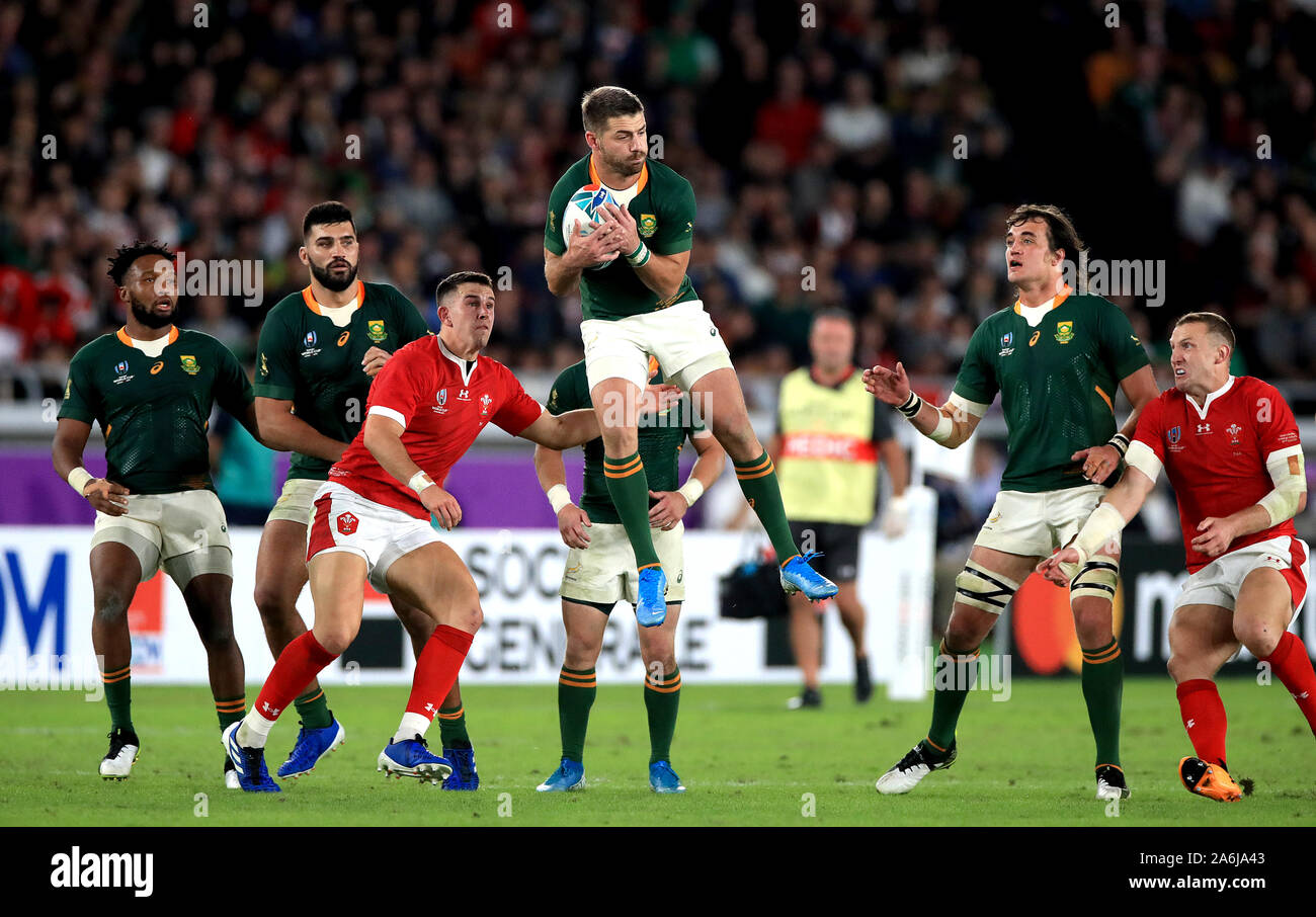 South Africa's Willie le Roux (centre) catches the ball during the 2019 ...