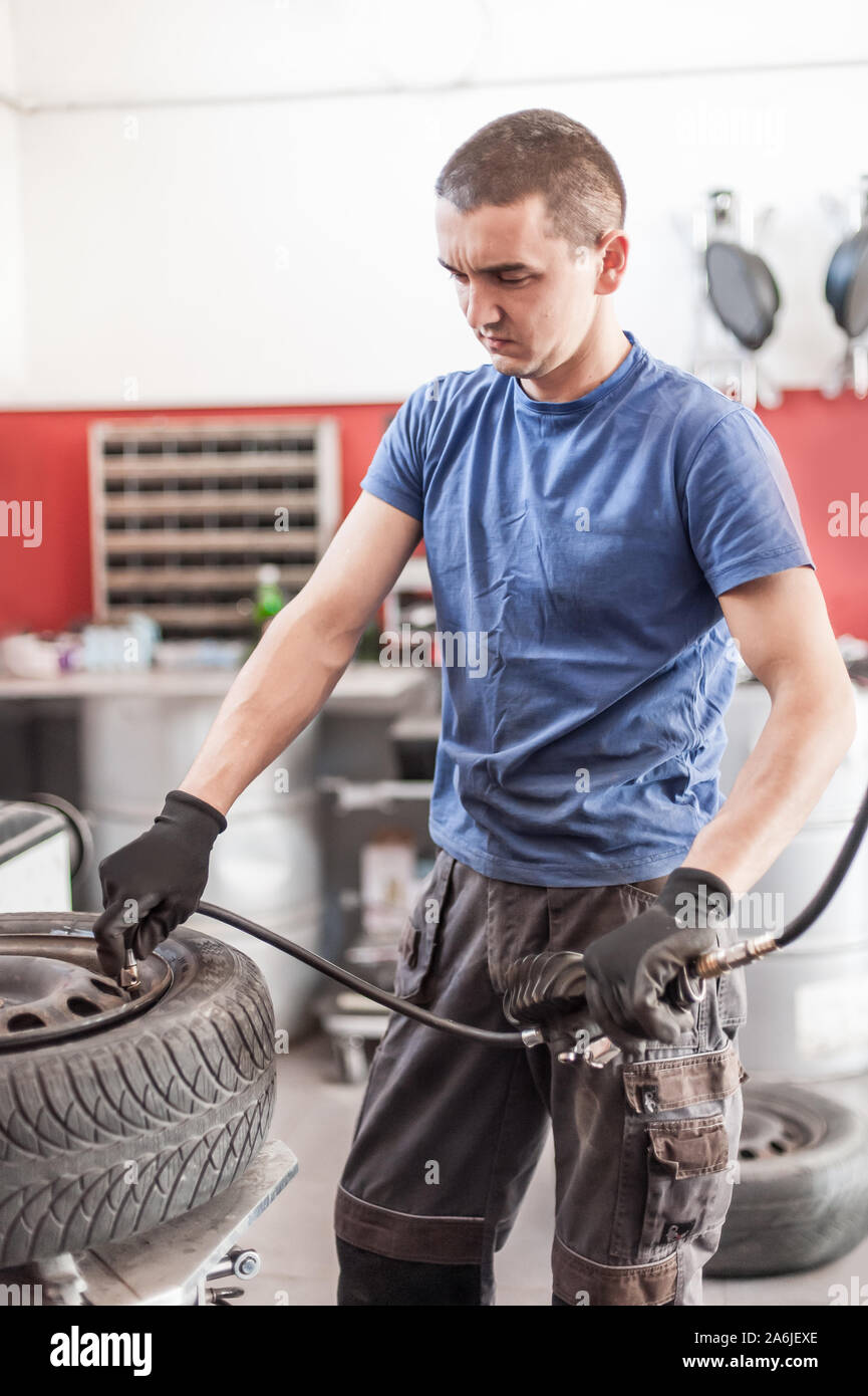 Car master mechanic vulcanizer pump the tire in auto vulcanizing and