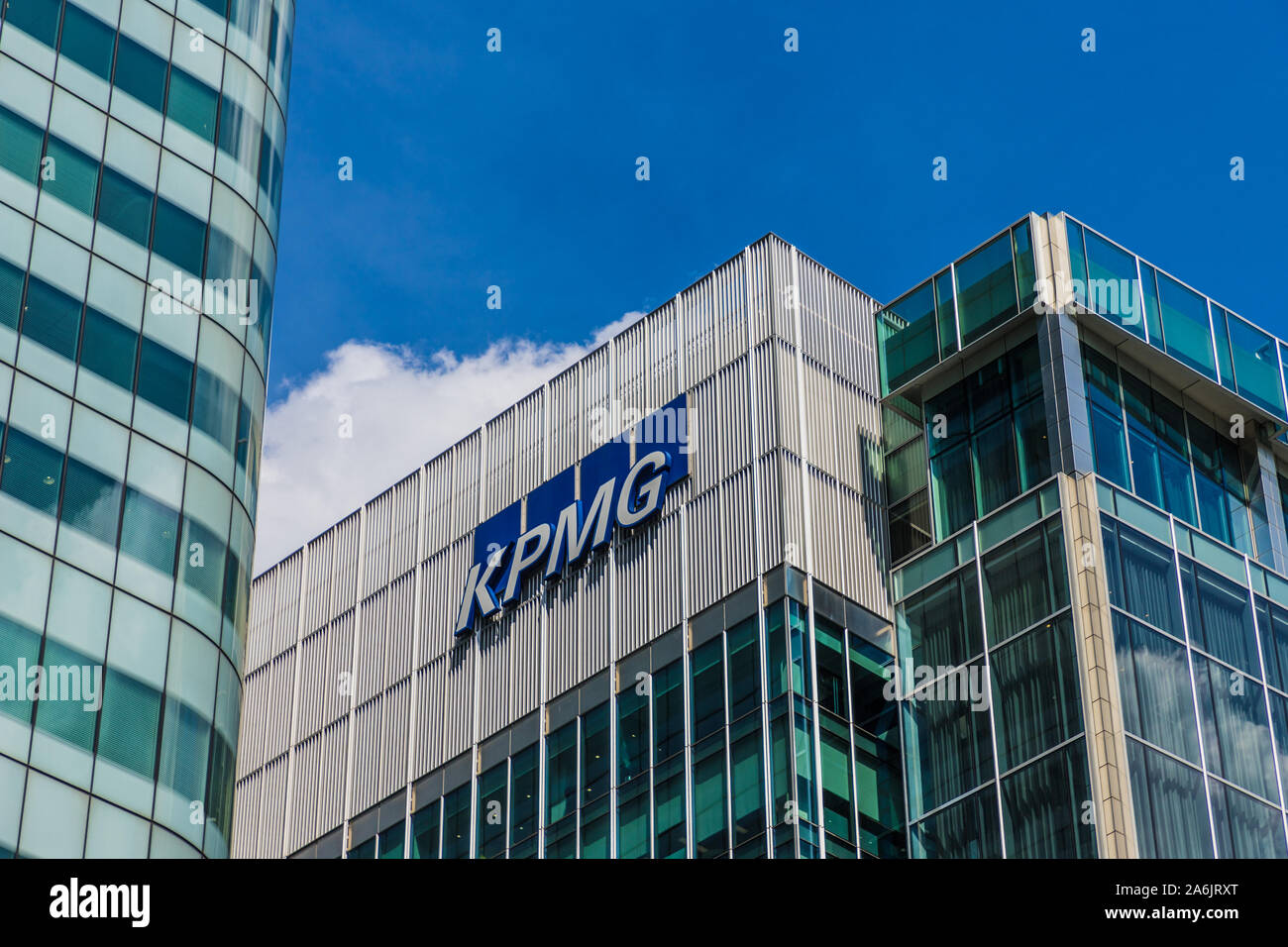 Kpmg building in canary wharf hi-res stock photography and images - Alamy