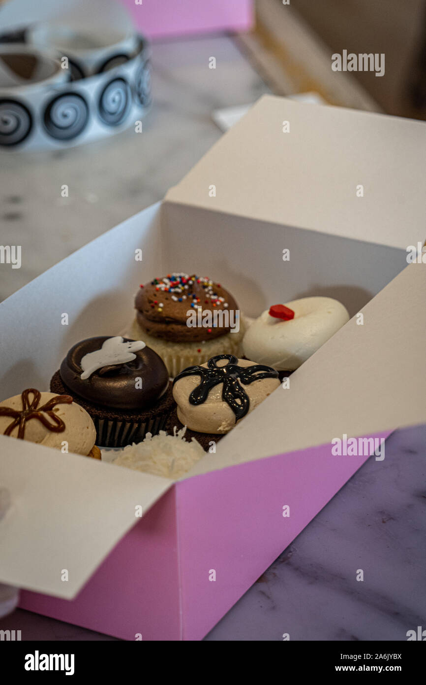 Gourmet cupcakes with a pink box in Gerogetown Stock Photo