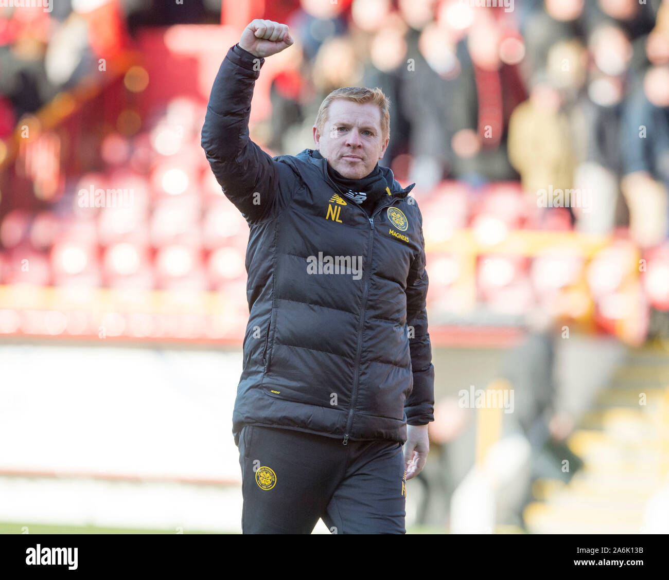 Celtic manager Neil Lennon celebrates in front of the Celtic fans after the Ladbrokes Scottish Premiership match at Pittodrie Stadium, Aberdeen. Stock Photo