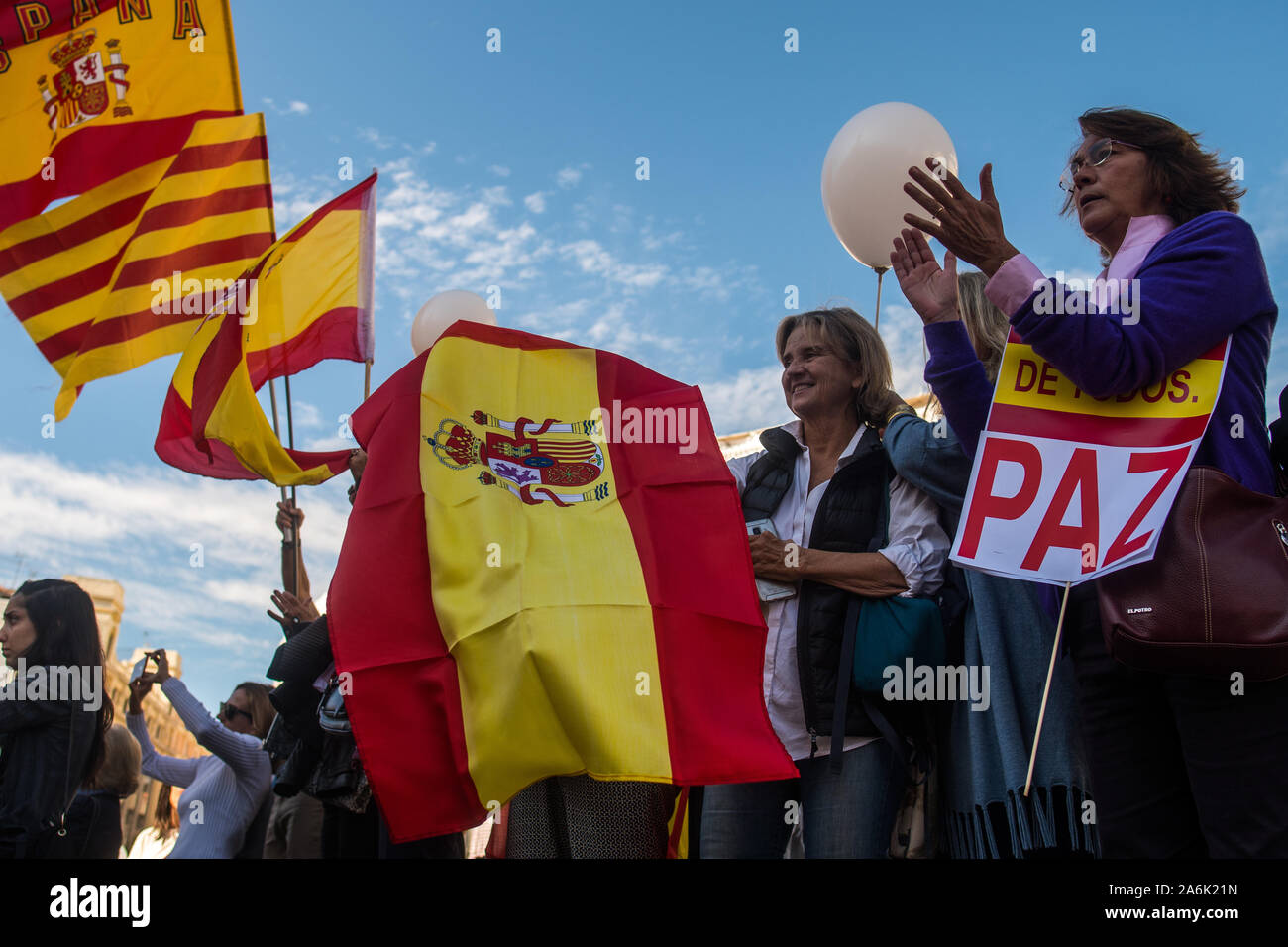 Madrid, Spain. 27th October, 2019. People protesting against violence in Catalonia. Anti separatists groups have gathered to demand the end of violence in the streets of Catalonia that happened in the past days after the jail sentence for the Catalan Leaders. Credit: Marcos del Mazo/Alamy Live News Stock Photo