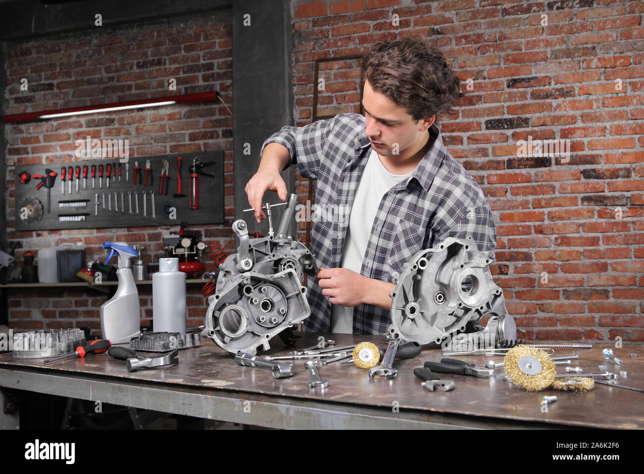 Man garage do it yourself hi-res stock photography and images - Alamy
