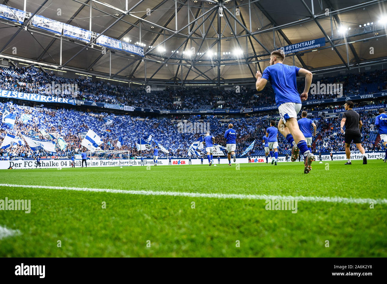 Schalke players come to the field to warm up. GES/Soccer/1. Bundesliga: FC Schalke 04 - Borussia Dortmund, 26.10.2019 - Football/Soccer 1st Division: FC Schalke 04 vs. Borussia Dortmund, Gelsenkirchen, Oct 26, 2019 - DFL regulations prohibit any use of photographs as image sequences and/or quasi-video. | usage worldwide Stock Photo