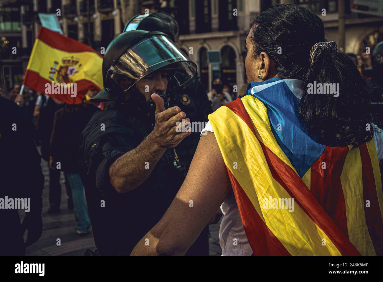 Barcelona, Spain. 27 October, 2019:  Riot agents of the Mossos d'Escuadra separate Anti-separatist Catalans and pro-independence Catalans in Barcelona's La Rambla after a protest against separatism and for the Spanish constitution after two weeks of ongoing protests by Catalan separatists against the Supreme Court's verdict against 9 of 12 Catalan leaders in relation with a banned referendum on secession in 2017. Credit: Matthias Oesterle/Alamy Live News Stock Photo