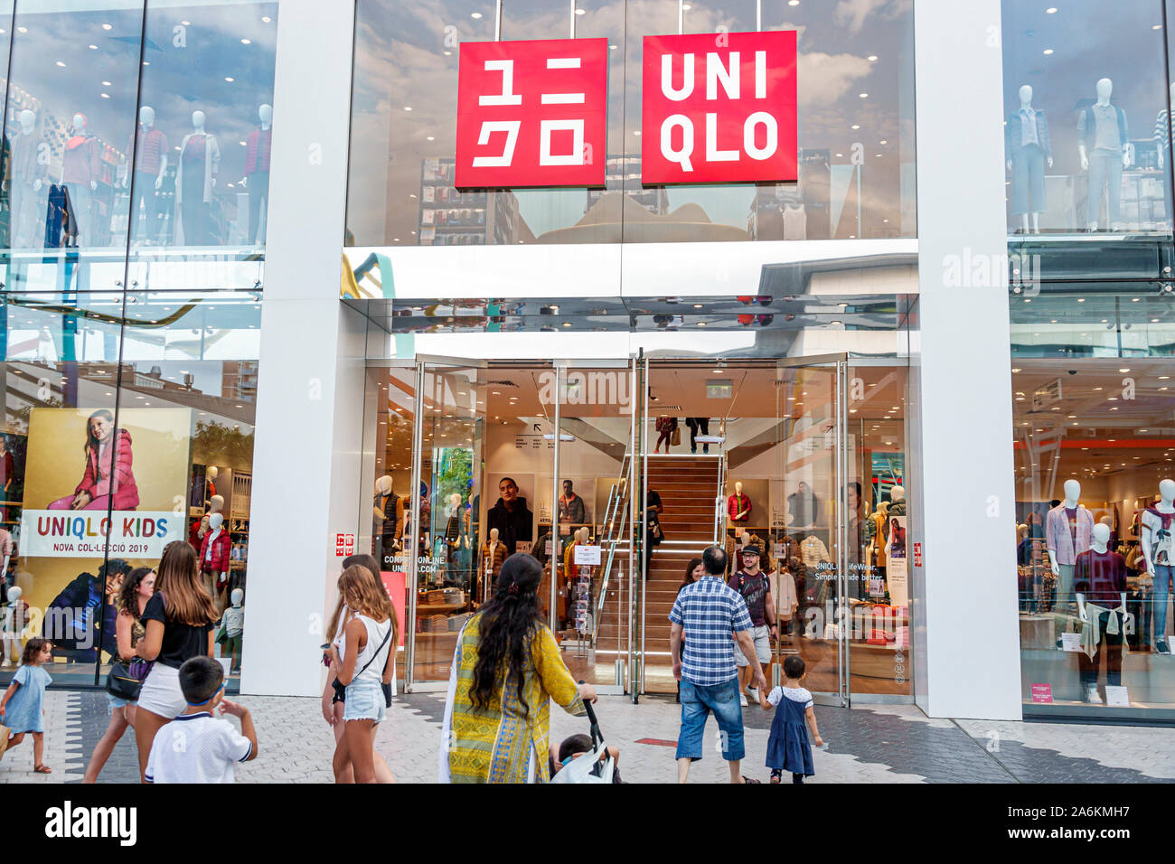 Uniqlo store retail stores hi-res stock photography and images - Alamy