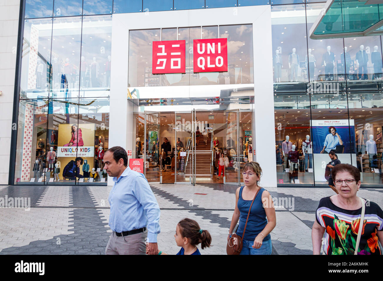 Uniqlo store exterior hi-res stock photography and images - Alamy
