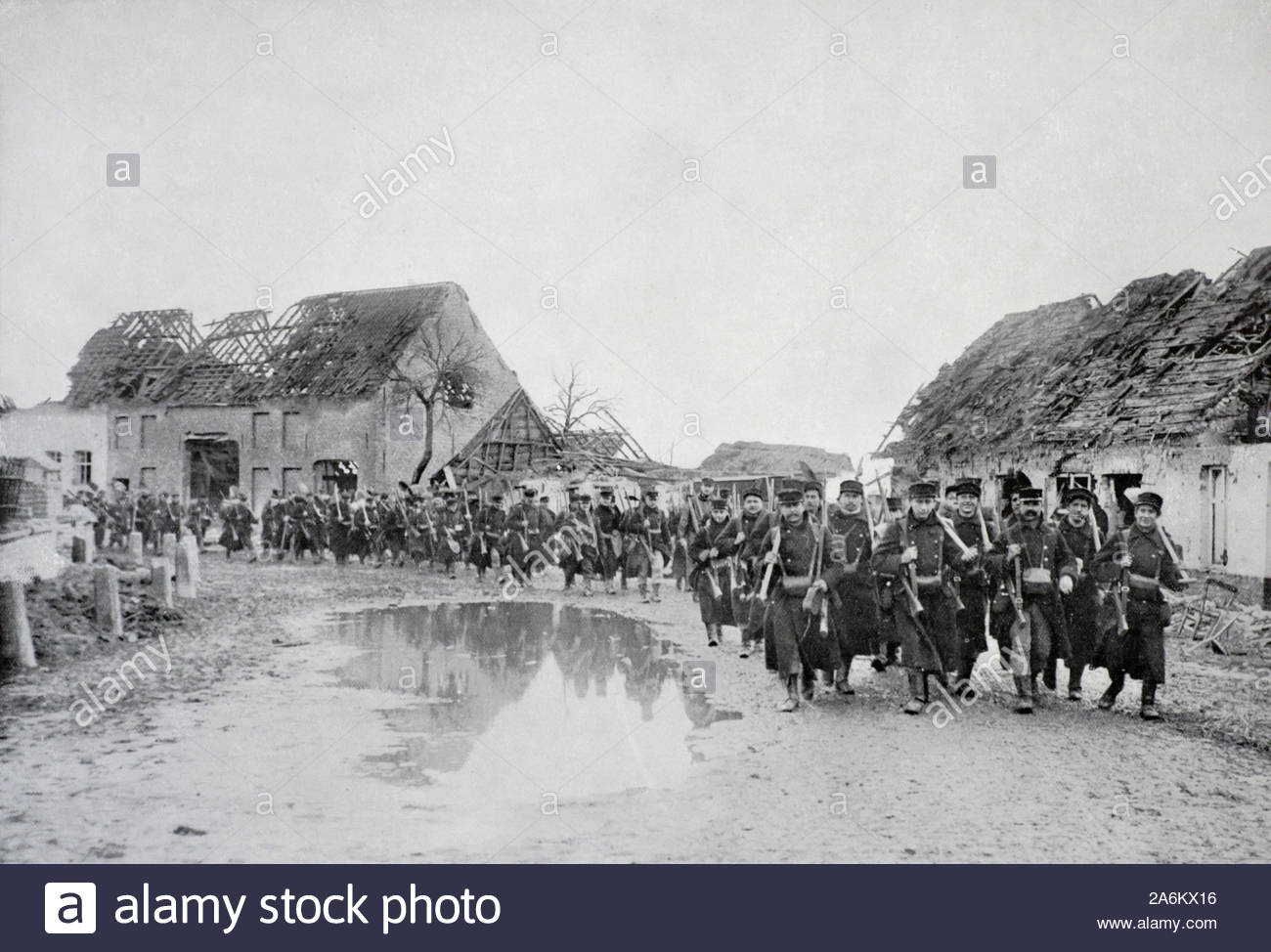 WW1 Belgian soldiers on their way to the trenches, vintage photograph from 1914 Stock Photo