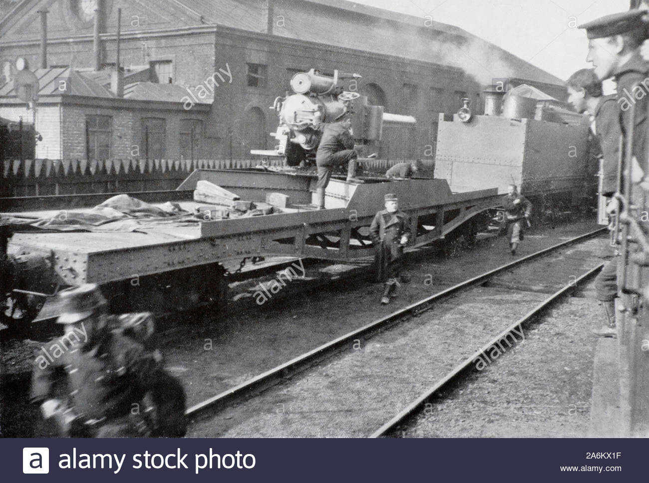 WW1 British Naval gun mounted on a railway truck, vintage photograph from 1914 Stock Photo