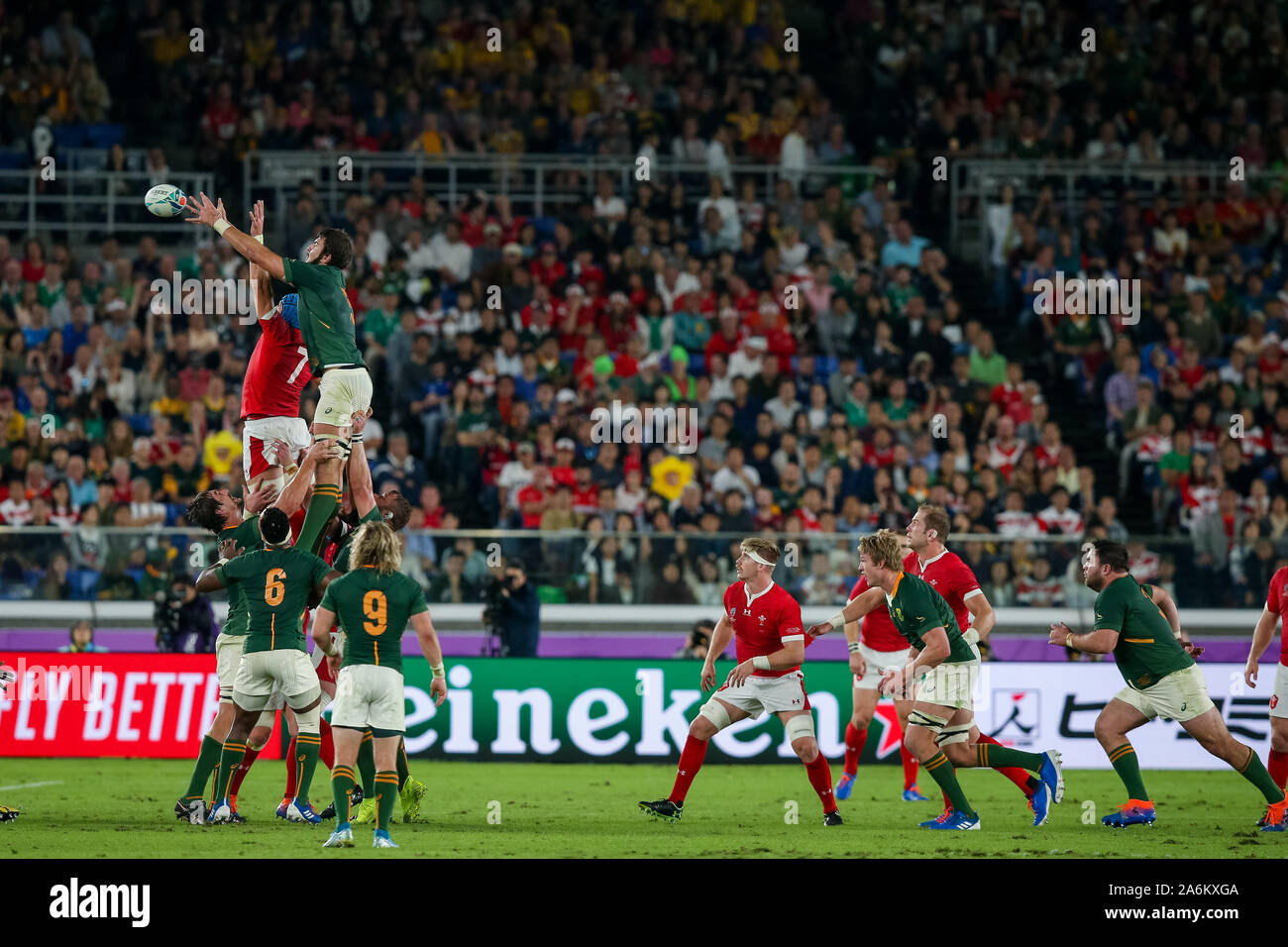 Kanagawa, Japan. 27th Oct, 2019. Justin Tipuric of Wales and Lood De Jager of South Africa battle for the ball in a lineout during the 2019 Rugby World Cup semi-final match between Wales and South Africa at International Stadium Yokohama in Kanagawa, Japan on October 27, 2019. Credit: Aflo Co. Ltd./Alamy Live News Stock Photo
