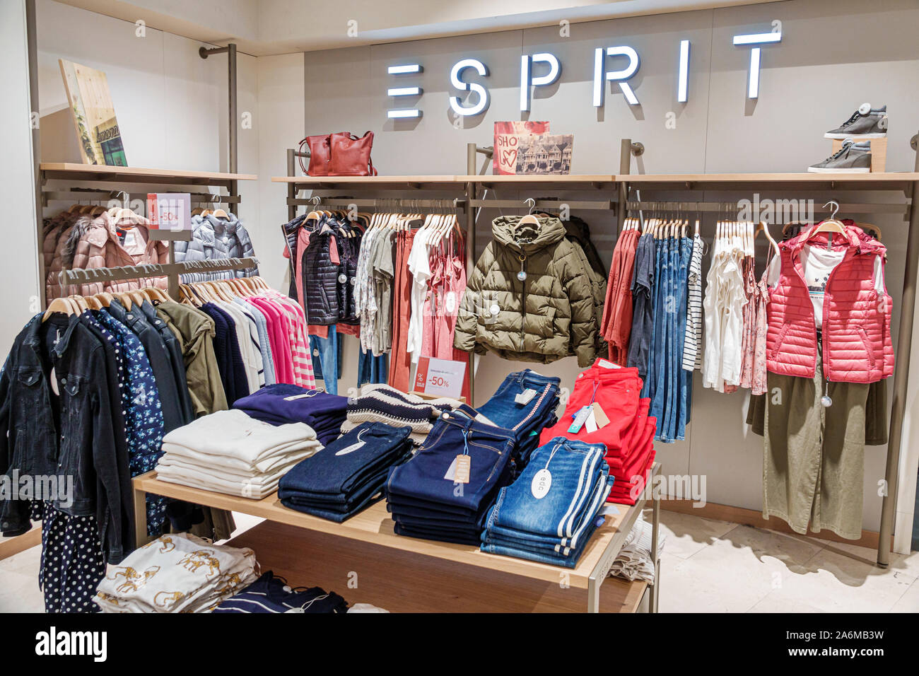 voorzichtig Acquiesce beginsel Barcelona Spain,Catalonia Les Corts,L'illa Diagonal,shopping mall,store,display  sale,inside interior,Esprit,trendy fashions,boutique,women's clothes,s  Stock Photo - Alamy