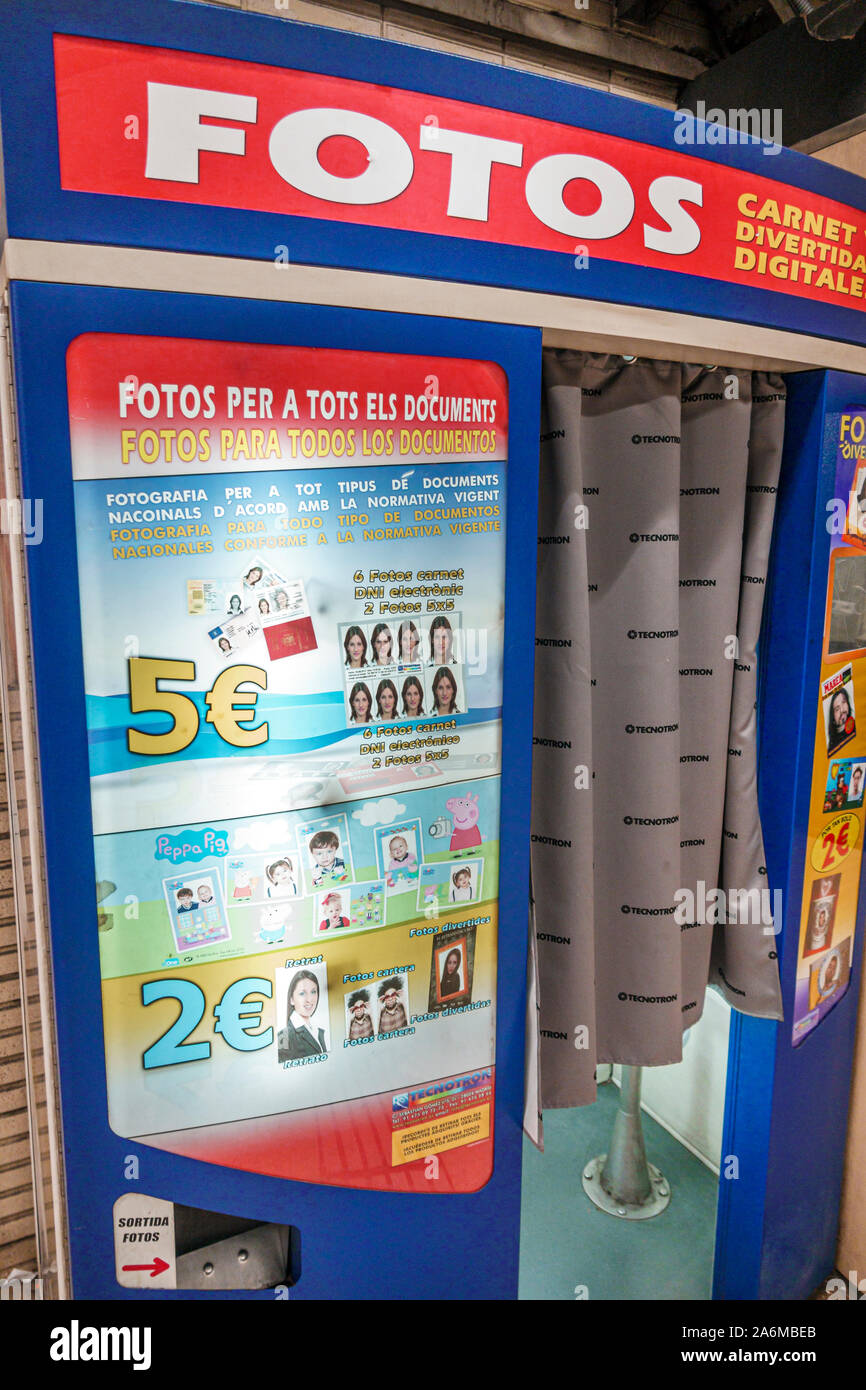 Barcelona Spain,Catalonia Les Corts,Metro,Maria Cristina station,photo booth,vending machine kiosk,ES190903011 Stock Photo