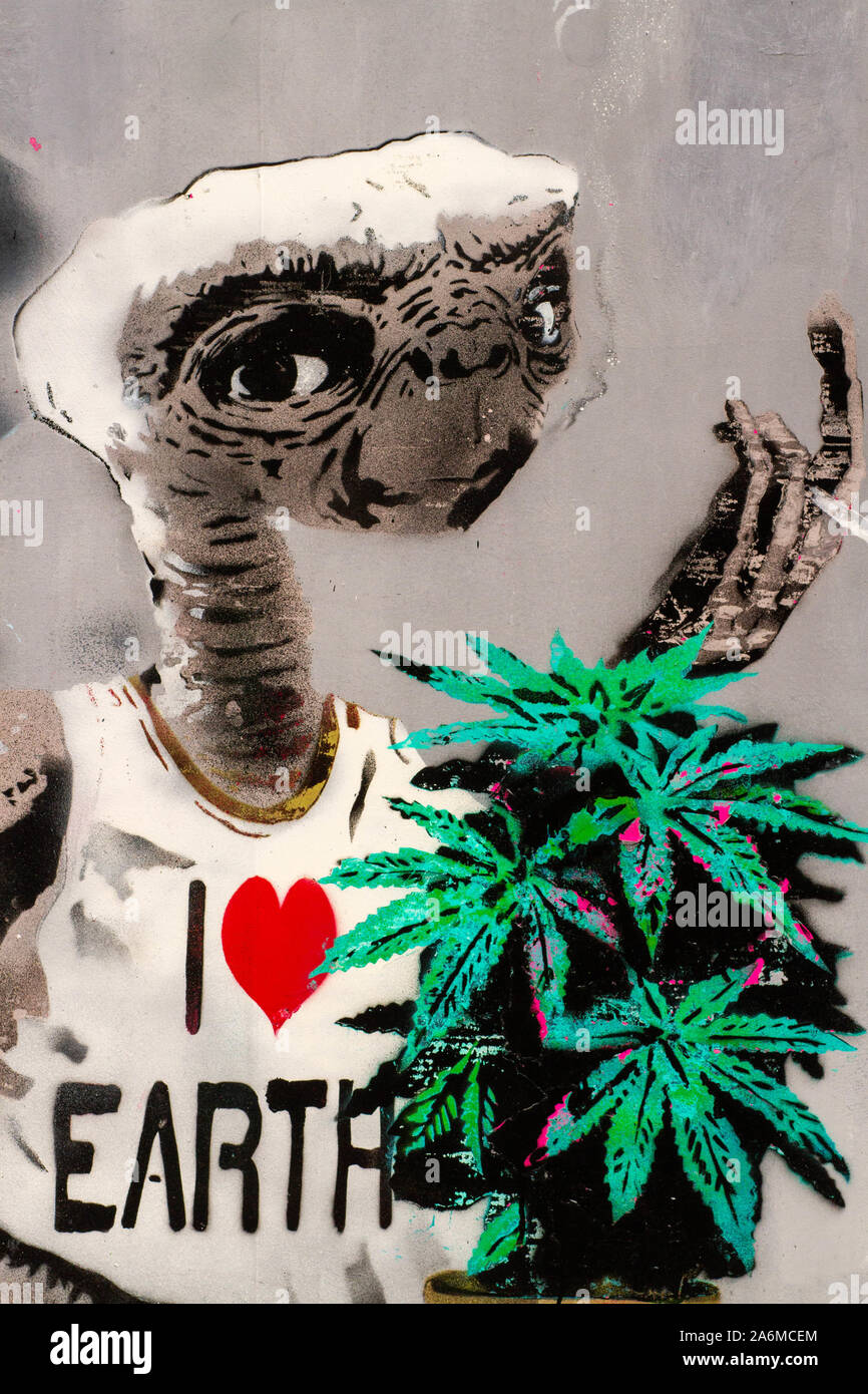 E.T. smoking weed - graffiti artwork by Loretto in 2018 in London Stock Photo