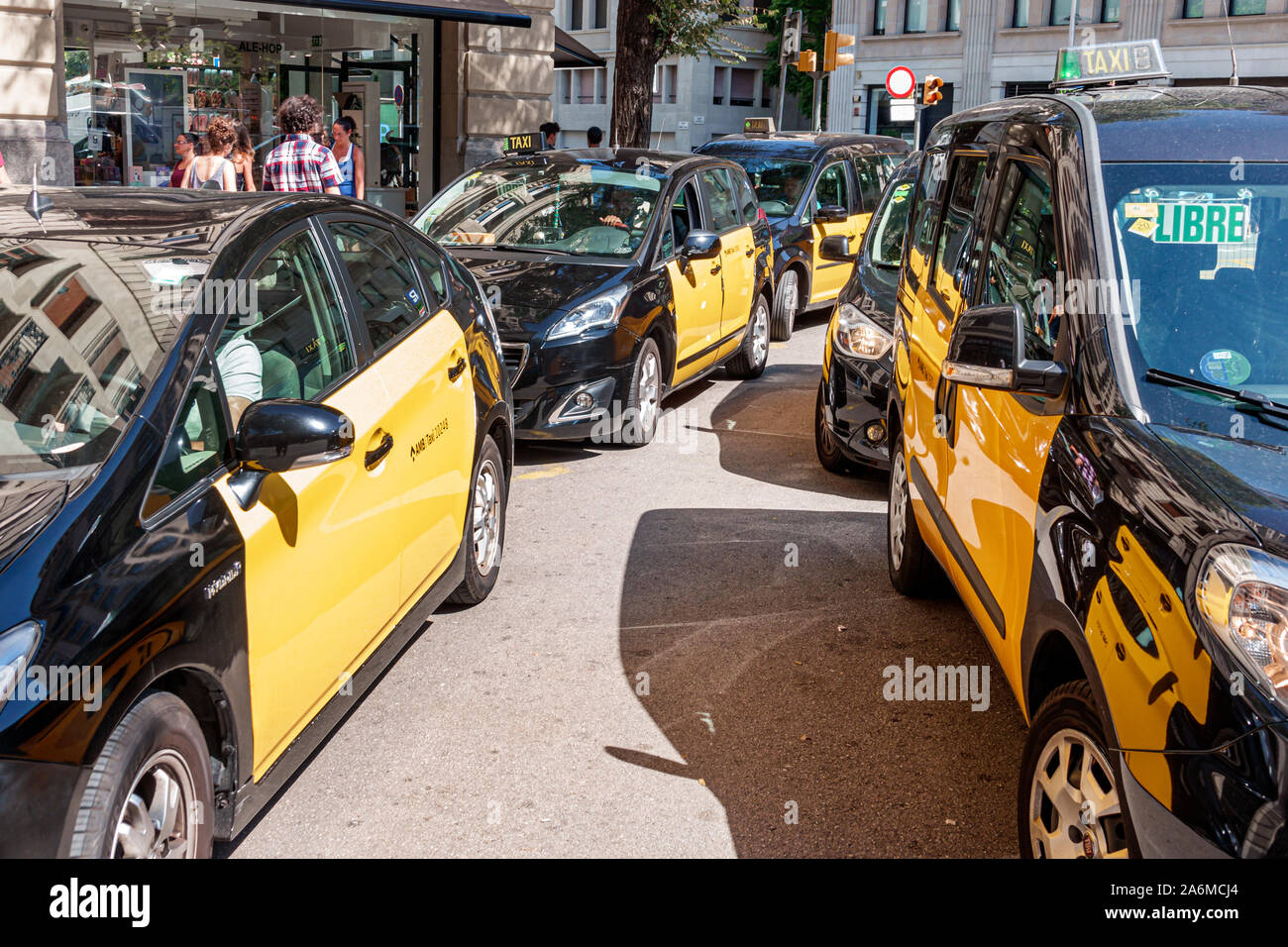 Barcelona Spain,Catalonia Ciutat Vella,historic center,Via Laietana,Plaza d'Antoni Maura,taxi cab taxicab stand rank,awaiting passengers,ES190903100 Stock Photo