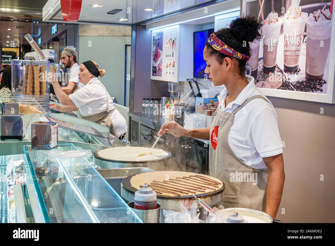 Counter server hi-res stock photography and images - Alamy