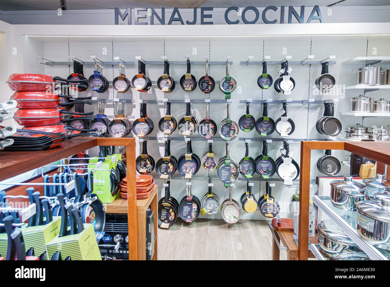 Kitchenware stores hi-res stock photography and images - Alamy