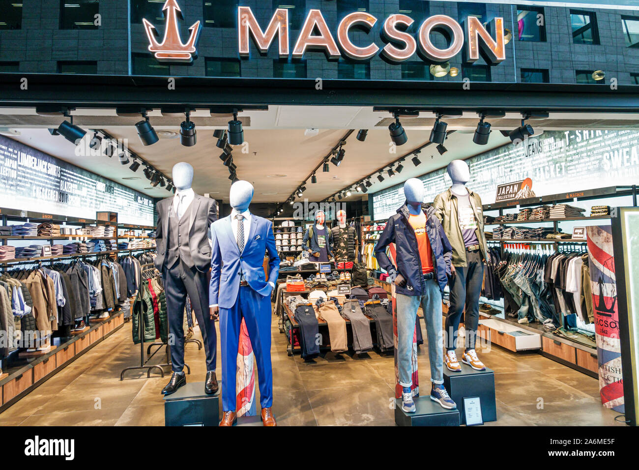 Sportswear mannequins hi-res stock photography and images - Alamy
