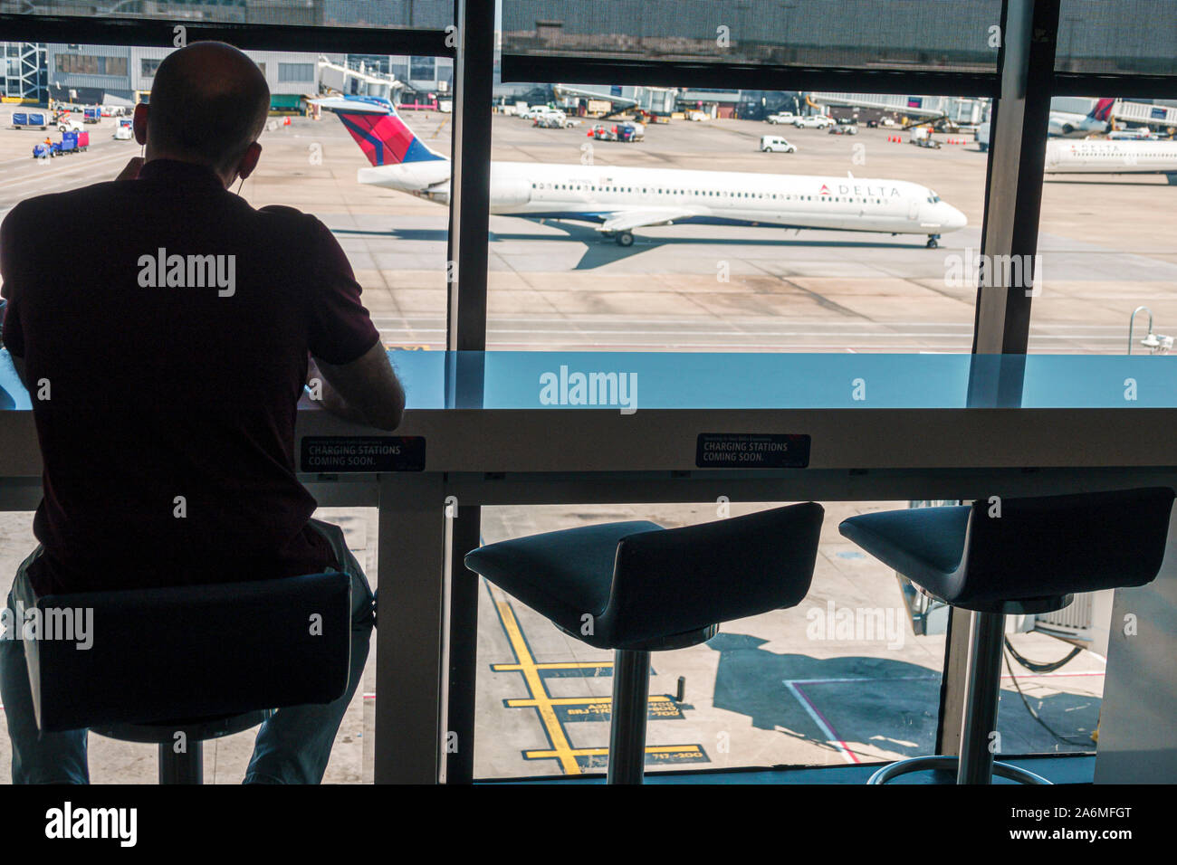 Delta sky club airport lounge hires stock photography and images Alamy