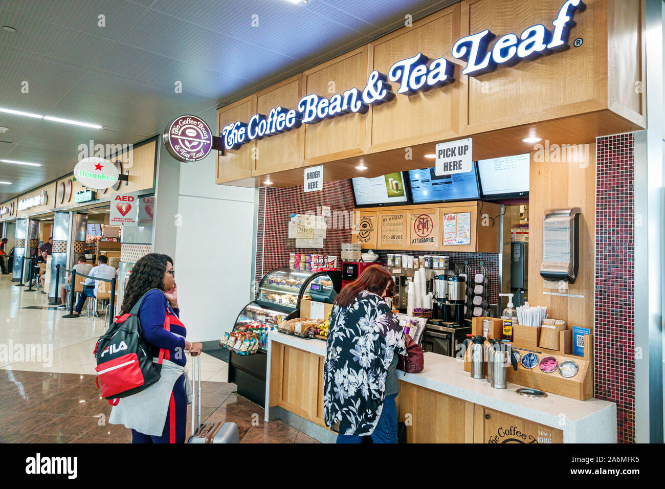 Georgia Atlanta Hartsfield Jackson Atlanta International Airport Terminal Inside Coffee Bean Tea Leaf Front Entrance Cafe Snack Shop Counter Woman C Stock Photo Alamy