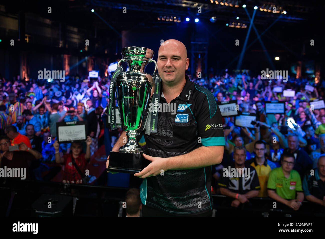 Gottingen, Germany. 27th Oct, 2019. 27 October 2019, Lower Saxony, Göttingen: Darts: PDC European Championship, final in the Lokhalle. Rob Cross from England holds the victory trophy after winning the final against Price. Credit: dpa picture alliance/Alamy Live News Stock Photo