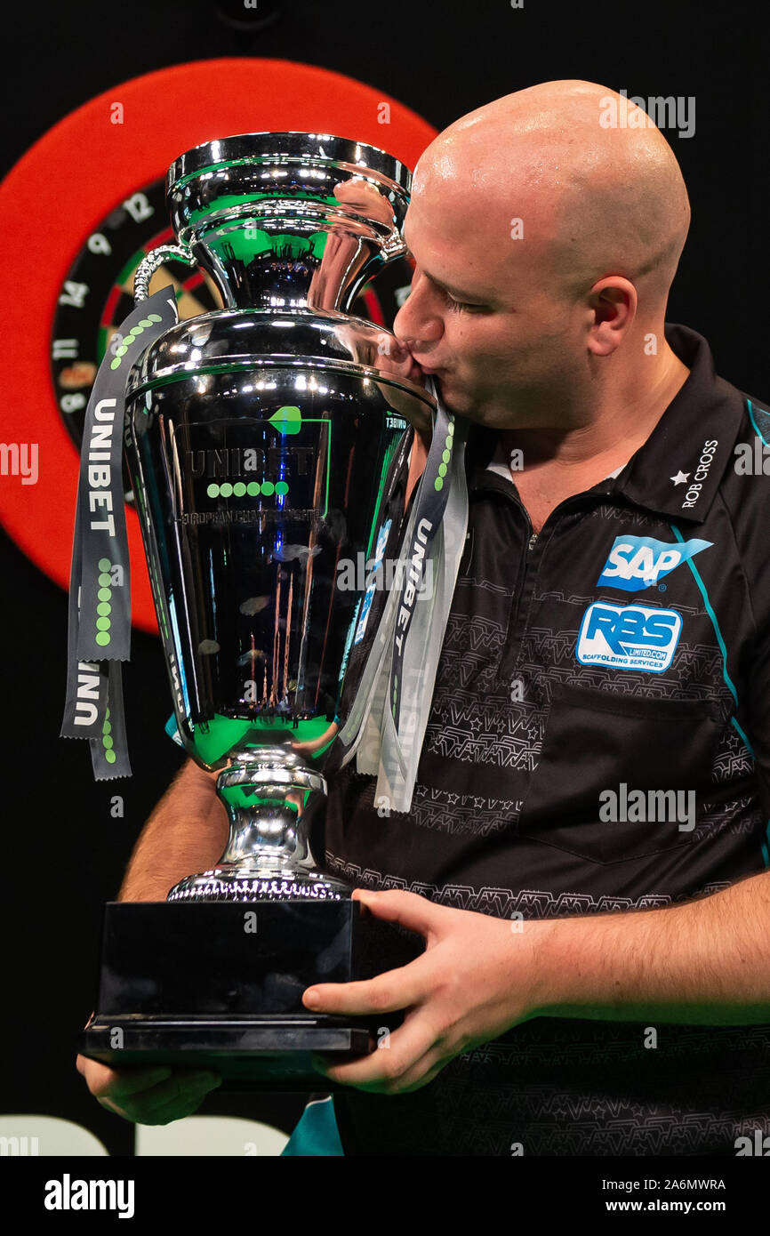 Gottingen, Germany. 27th Oct, 2019. 27 October 2019, Lower Saxony, Göttingen: Darts: Championship, final in the Lokhalle. Rob Cross from England kisses the trophy after winning the final against Price.