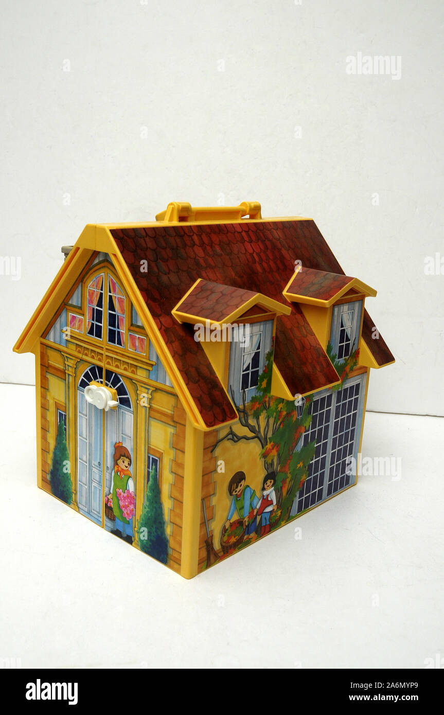 marathon Vælg strubehoved Playmobil Doll House Take Along Modern House, dollhouse Stock Photo - Alamy