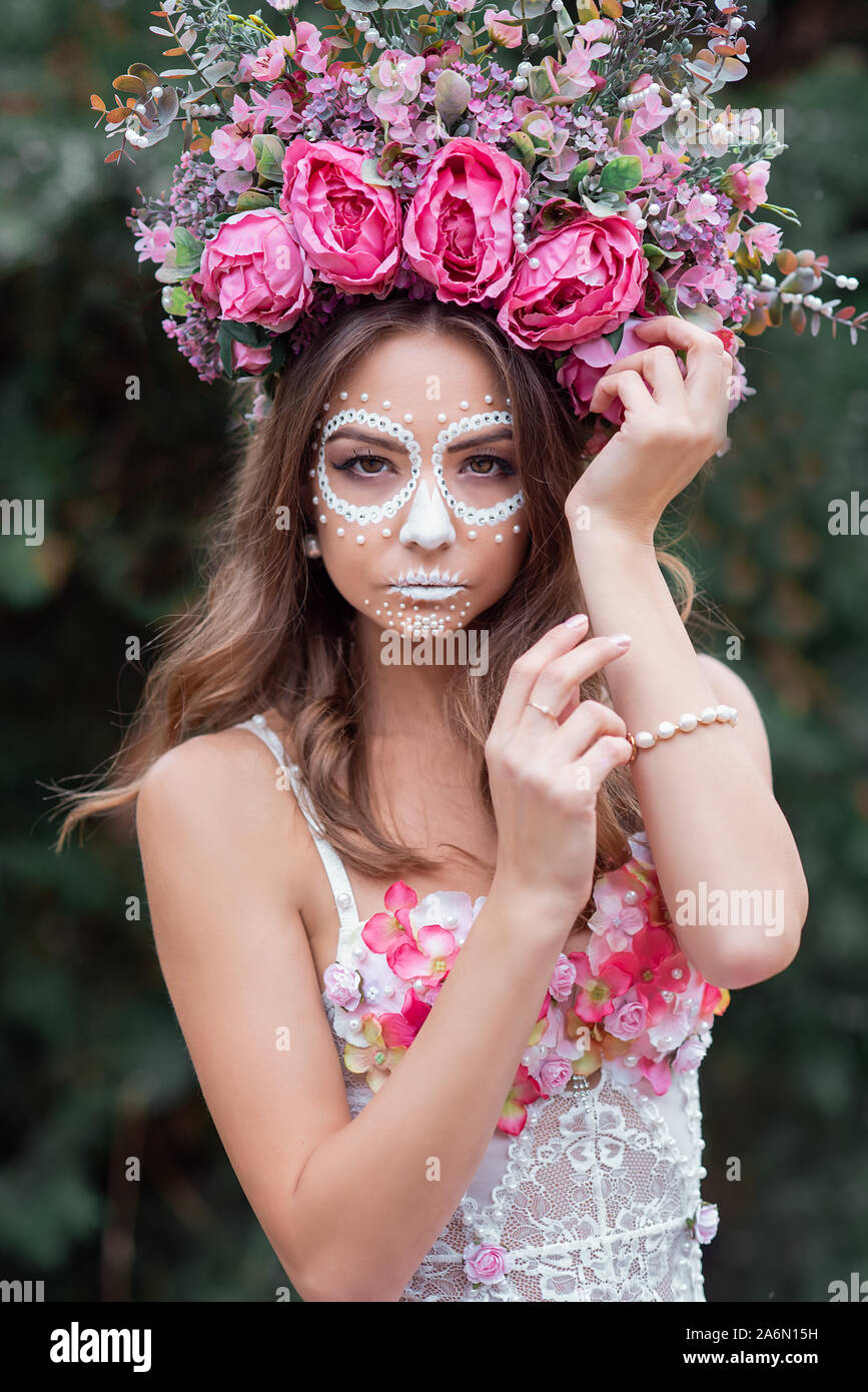 pink day of the dead dress Closeup portrait of Calavera Catrina in pink dress. Sugar skull makeup. Dia  de los muertos. Day of The Dead. rose pink Halloween Stock Photo