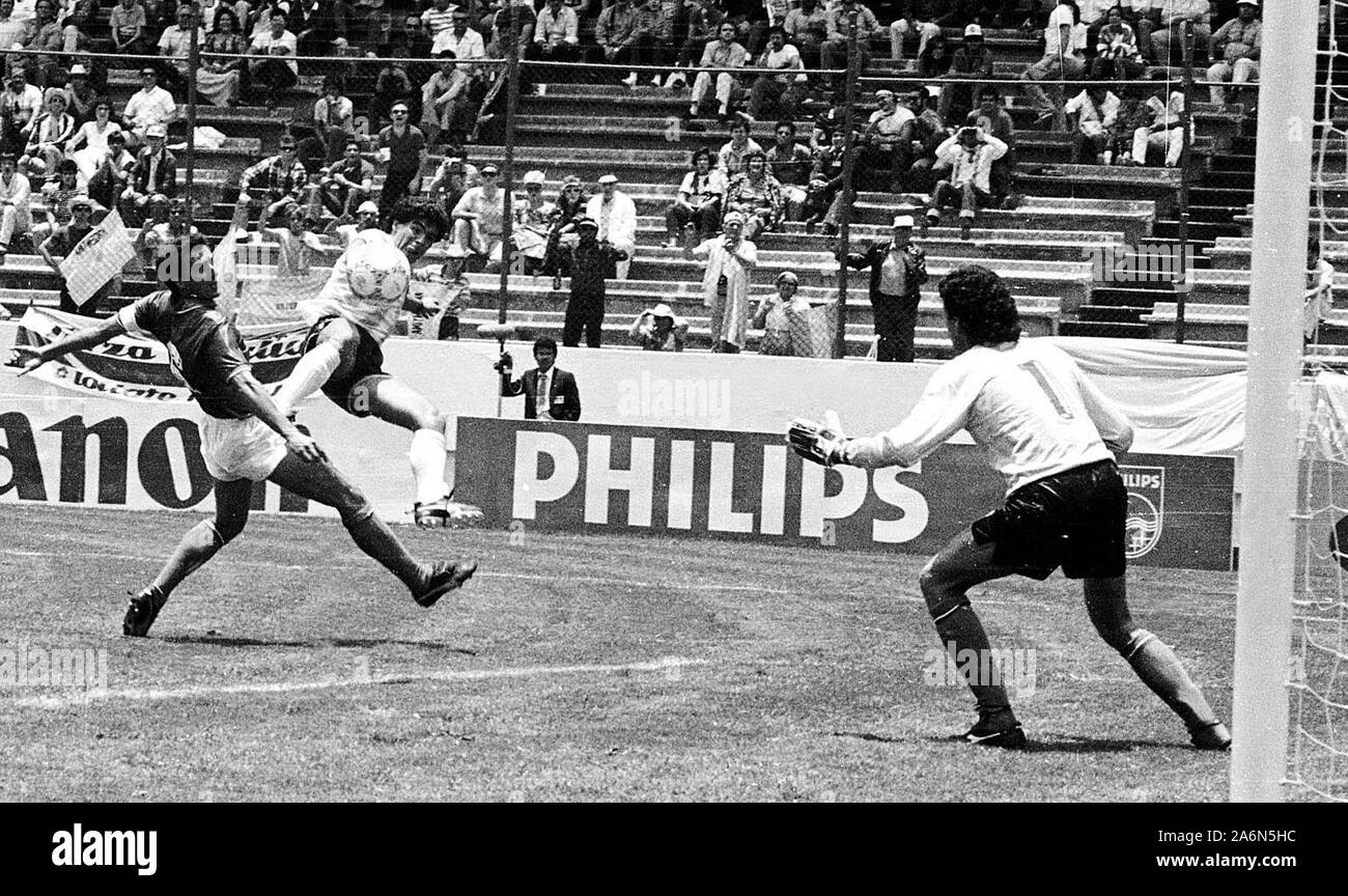 Diego Maradona scores to tie the game agains Italy, for the phase group of World Cup Mexico 86 Stock Photo