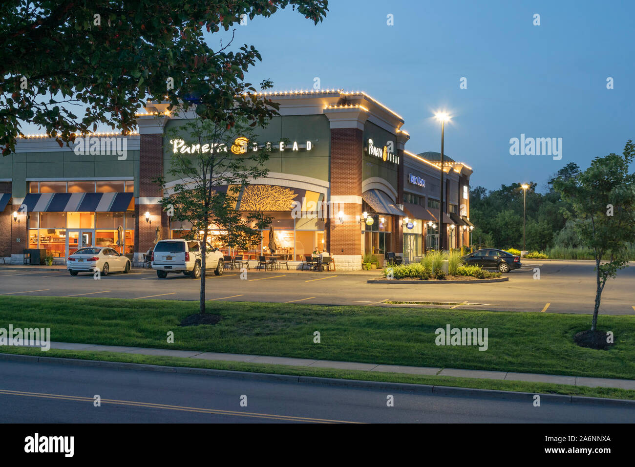 JACKSONVILLE, FL/USA - OCTOBER 25, 2016: Panera Bread Restaurant Exterior.  Panera Bread Is A Chain Of Bakery-casual Restaurants In The United States  And Canada. Stock Photo, Picture and Royalty Free Image. Image 64754190.