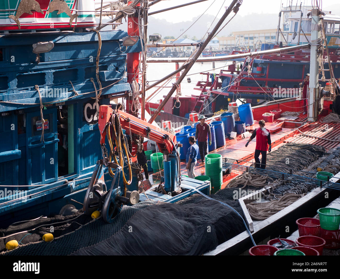 Kuala Perlis Malaysia October 27 2019 Fishermen On The Fishing Boat Transferring Their Catches During Their Landing At The Jetty Kuala Perlis Loca Stock Photo Alamy