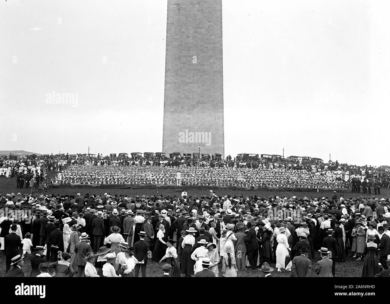 1917 Confederate Reunion - Human flag on Washington Monument grounds Stock Photo