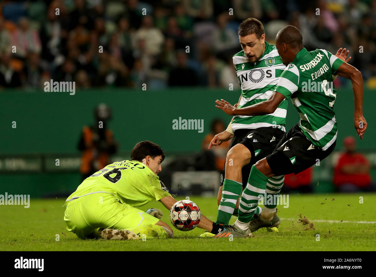 Lisbon, Portugal. 27th Oct, 2019. Sebastian Coates (C) of Sporting CP shoots to score during the Portuguese League football match in Lisbon, Portugal, Oct. 27, 2019. Credit: Pedro Fiuza/Xinhua/Alamy Live News Stock Photo