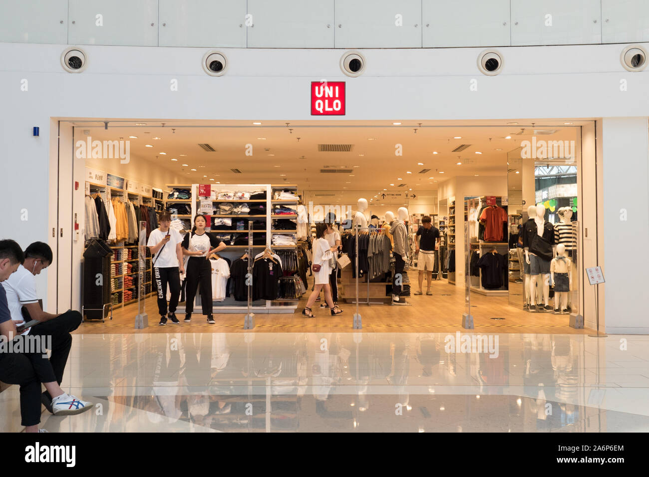 China shop front hi-res stock photography and images - Alamy