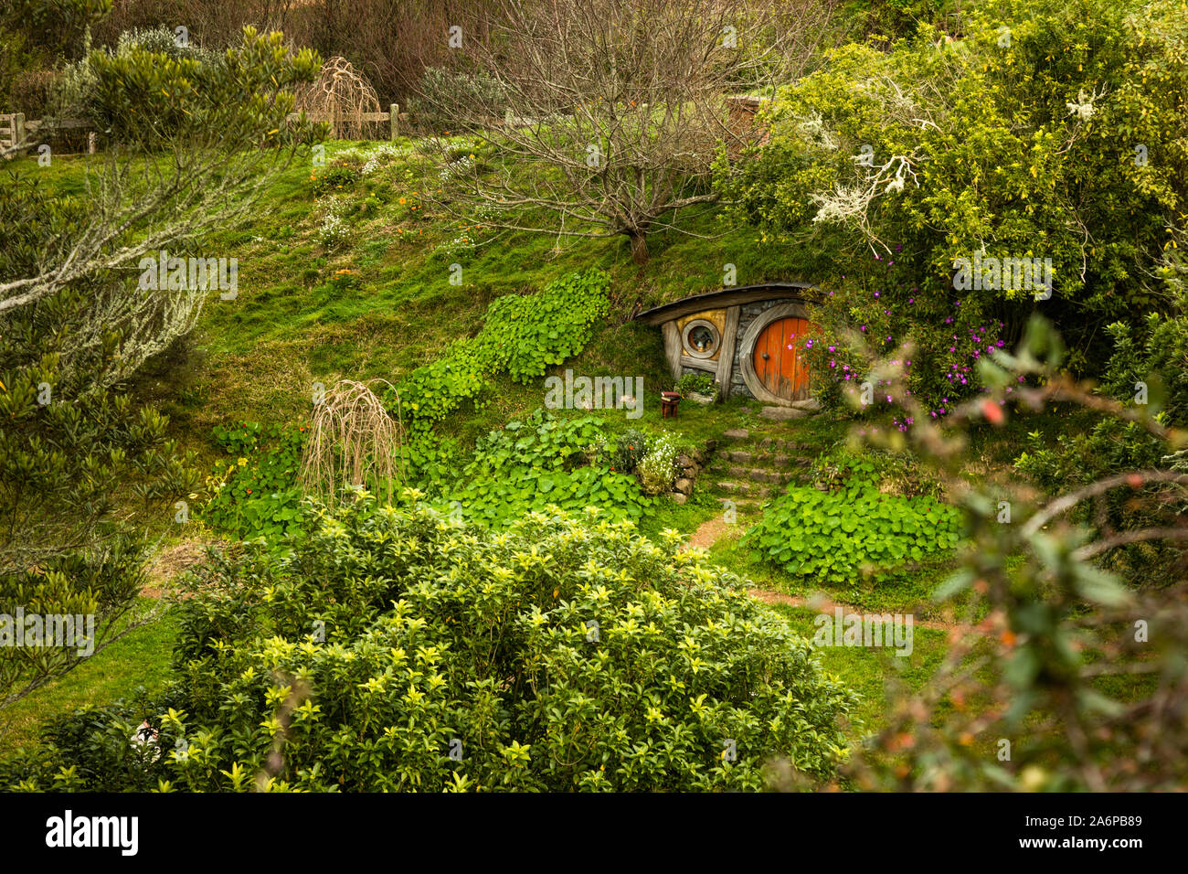 Hobbit hole tucked under a hill in the Hobbiton Movie Set, Matamata, New Zealand Stock Photo