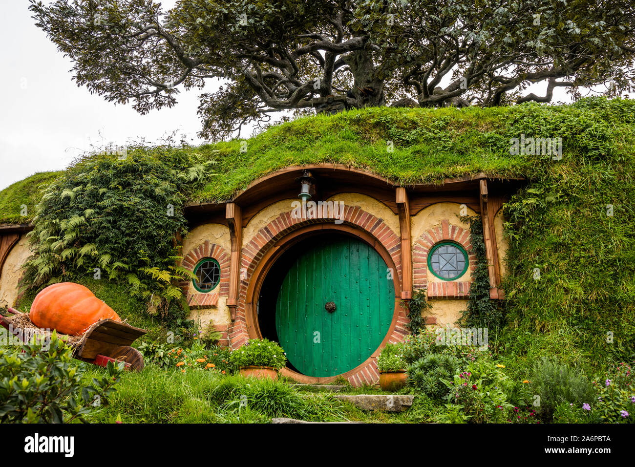 Bag End, Bilbo Baggin's Hobbit Hole in the Hobbiton Movie Set, Matamata, New Zealand Stock Photo